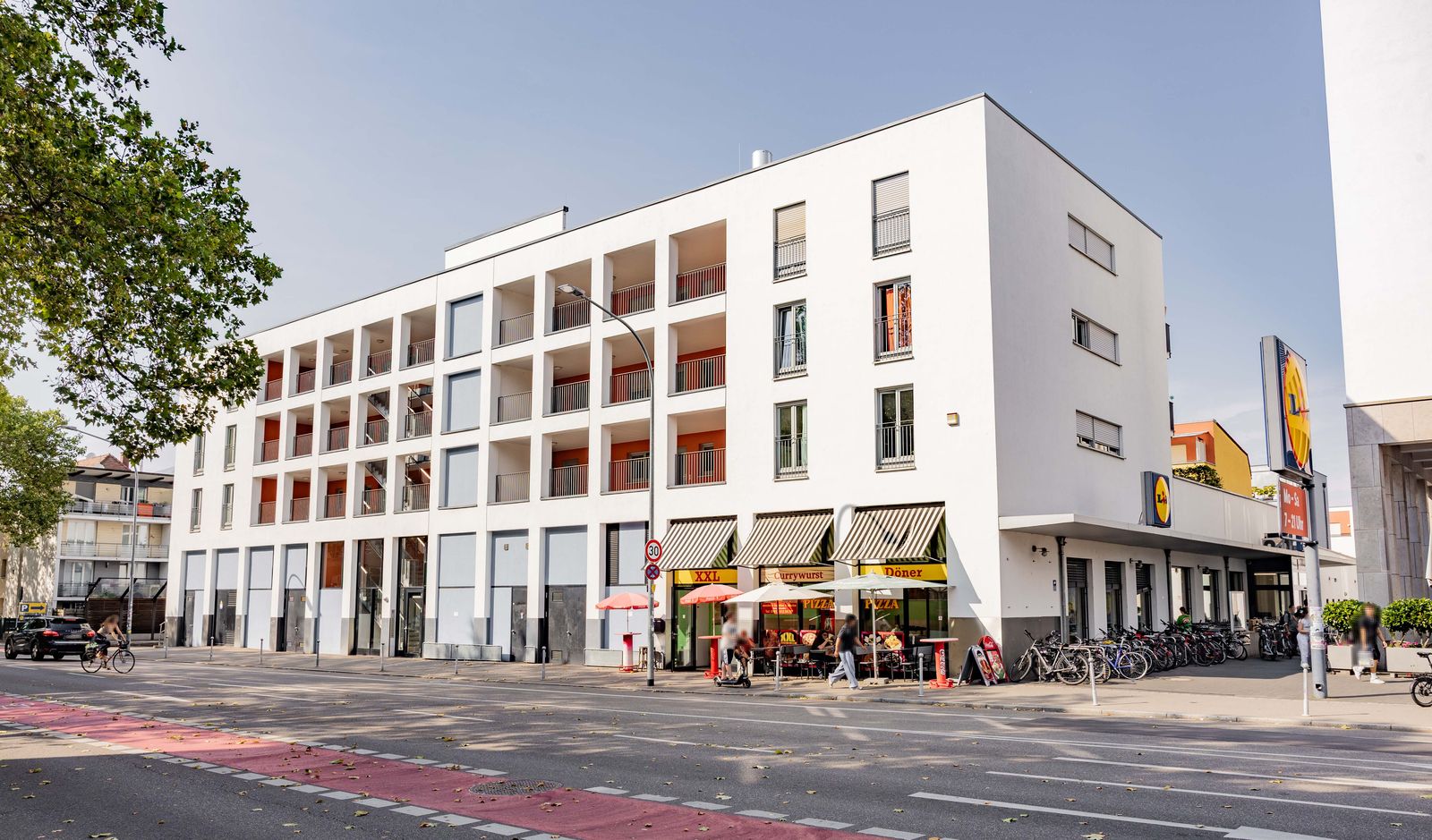 Wohn- und Geschäftshaus Elsässer Straße 17 in Freiburg, Eckansicht mit Gewerbeeinheiten im Erdgeschoss